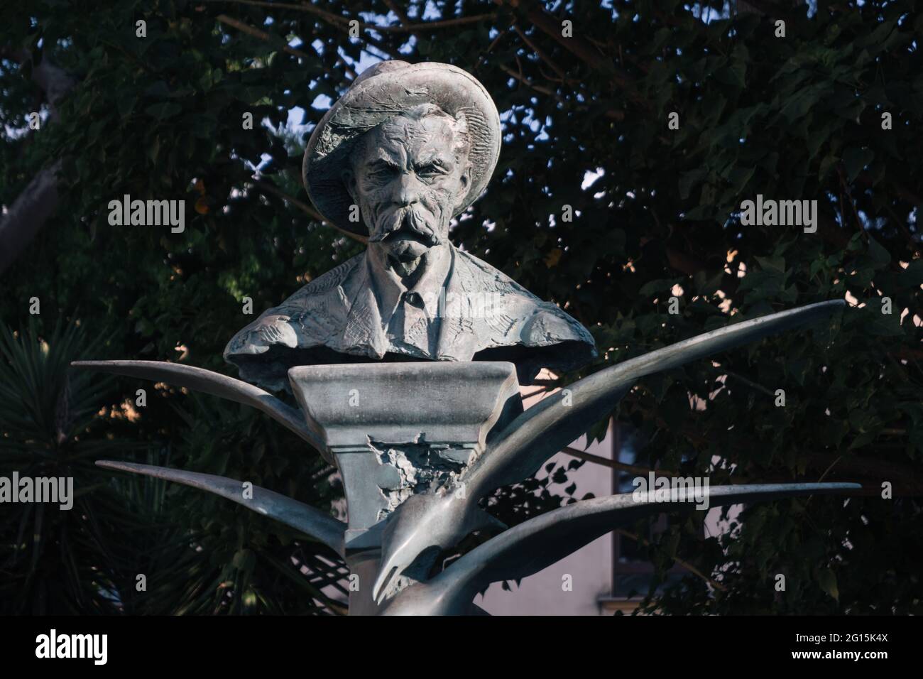 Sorrento, Kampanien, Italien - 26 2020. August: Denkmal des russischen Schriftstellers Maxim Gorki, Bronzestatue des berühmten Autors. Stockfoto