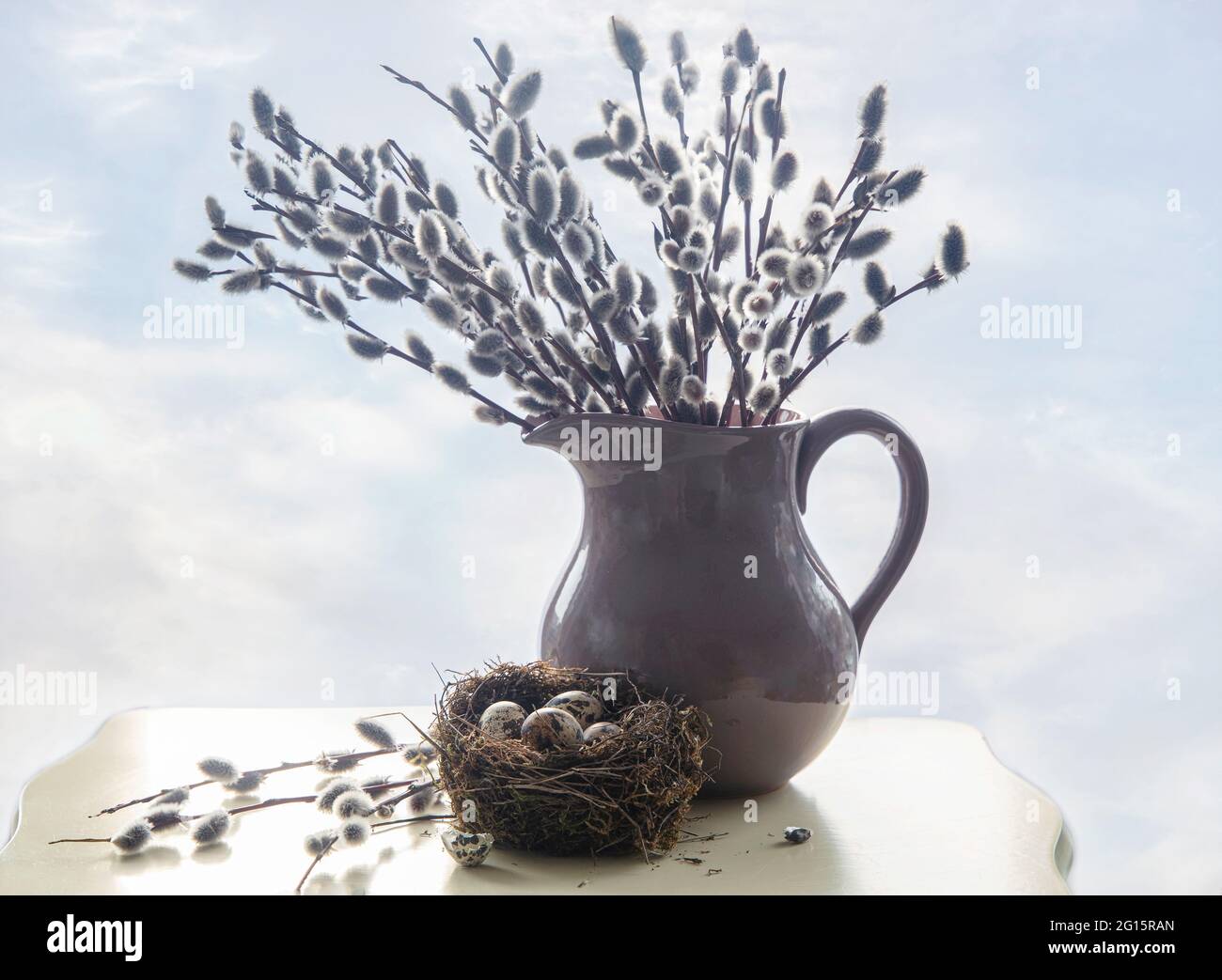 Das Stillleben des Frühlings mit einem Strauß Weidenzweige Stockfoto