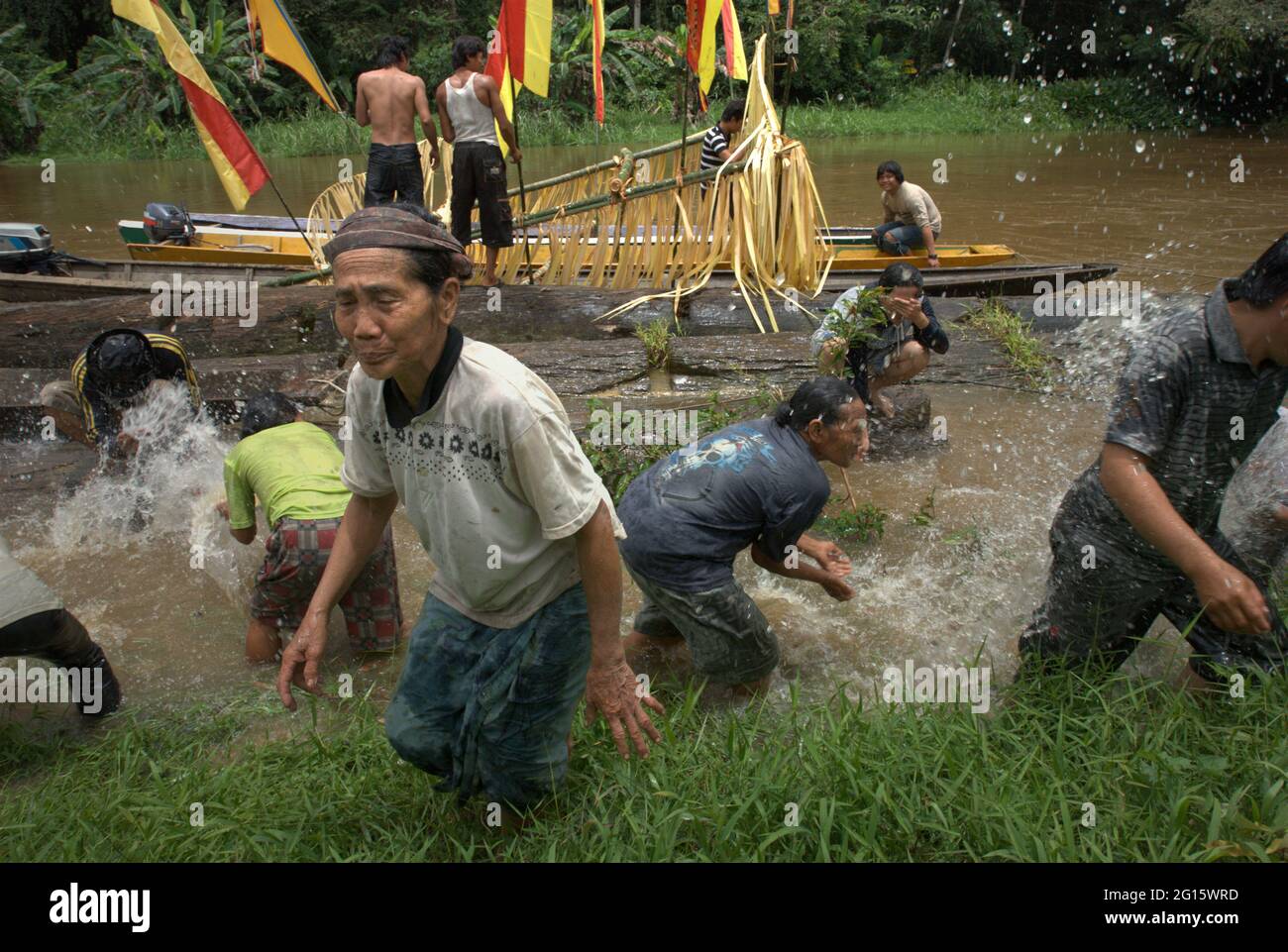 Sungai Uluk Palin, Kapuas Hulu, West Kalimantan, Indonesien. März 2007. Die traditionelle Gemeinde Dayak Tamambaloh, die in einem Langhaus in Sungai Uluk Palin (Sungulo Palin) lebt, führt ein Ritual durch, um den Geist ihres verstorbenen traditionellen Chefs willkommen zu heißen und mit ihm zu gehen, der das Langhaus über die Haupttreppe betreten hat. Dies ist Teil einer Reihe traditioneller Veranstaltungen, die zu Ehren ihres ehemaligen traditionellen Chefs abgehalten wurden, der mehrere Wochen zuvor verstorben war. Stockfoto