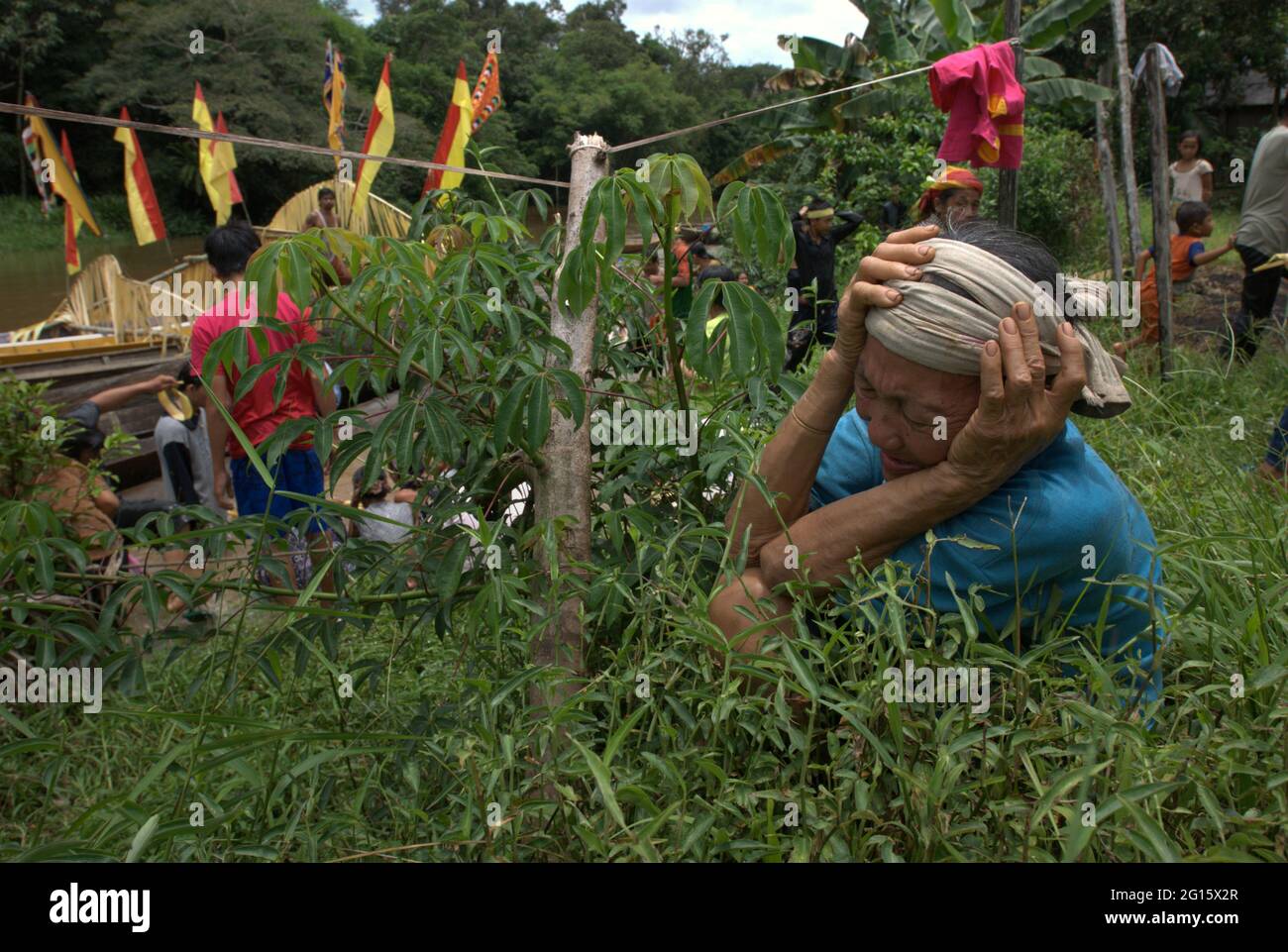 Sungai Uluk Palin, Kapuas Hulu, West Kalimantan, Indonesien. März 2007. Die traditionelle Gemeinde Dayak Tamambaloh, die in einem Langhaus in Sungai Uluk Palin (Sungulo Palin) lebt, führt ein Ritual durch, um den Geist ihres verstorbenen traditionellen Chefs willkommen zu heißen und mit ihm zu gehen, der das Langhaus über die Haupttreppe betreten hat. Dies ist Teil einer Reihe traditioneller Veranstaltungen, die zu Ehren ihres ehemaligen traditionellen Chefs abgehalten wurden, der mehrere Wochen zuvor verstorben war. Stockfoto