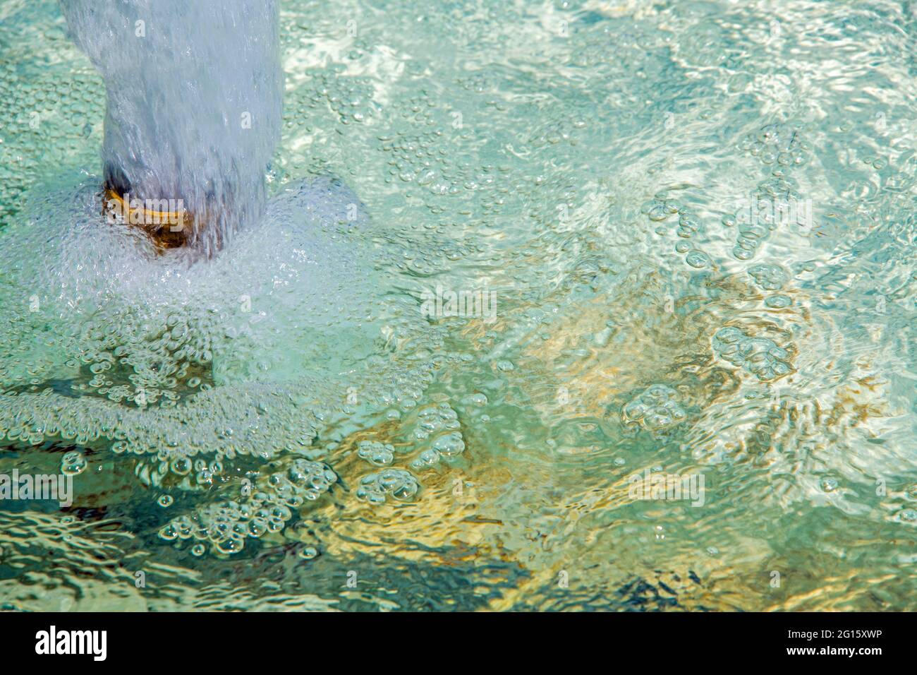 Nahansicht der Blasen des klaren Wassers eines Brunnens Stockfoto