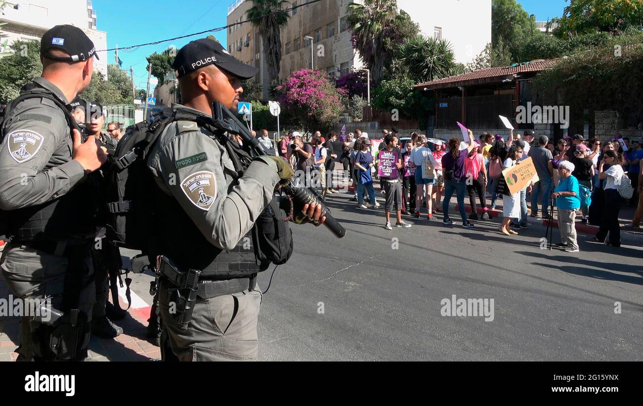 Die Grenzpolizei wacht darüber, wie israelische linke Aktivisten und Palästinenser während einer Demonstration gegen die Vertreibung palästinensischer Familien aus ihren Häusern und die Siedlungsaktivitäten im Stadtteil Sheikh Jarrah am 04. Juni 2021 in Jerusalem, Israel, Parolen rufen. Das palästinensische Viertel Sheikh Jarrah ist derzeit das Zentrum einer Reihe von Eigentumsstreitigkeiten zwischen Palästinensern und rechtsgerichteten jüdischen Israelis. Einige Häuser wurden nach einem Gerichtsurteil von israelischen Siedlern besetzt. Stockfoto