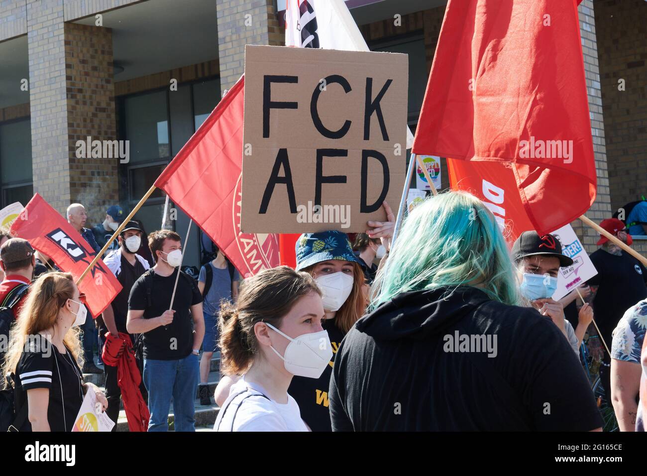 Berlin, Deutschland. Juni 2021. 'FCK AFD' steht auf einem Plakat eines Demonstrators. Um die Parteikonferenz der AfD versammeln sich Proteste verschiedener antirassistischer Gruppen. Diese findet in einem Zelt in Biesdorf statt. Quelle: Annette Riedl/dpa/Alamy Live News Stockfoto