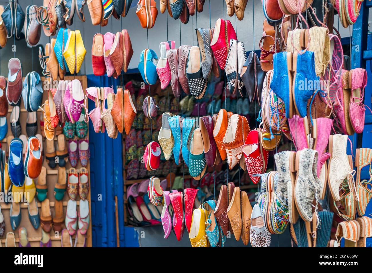 Bunte Schuhe hängen vor einem Marktstand in einem Souk. Stockfoto