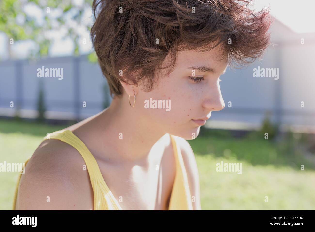 Porträt eines Teenagers mit kurzhaarigen braunen Haaren auf dem Hintergrund der Natur Stockfoto
