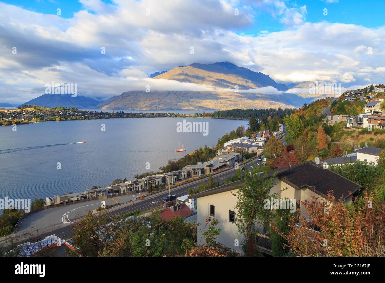 Queenstown, Neuseeland, und Lake Wakatipu, vom Ende der Stadt Frankton aus gesehen Stockfoto