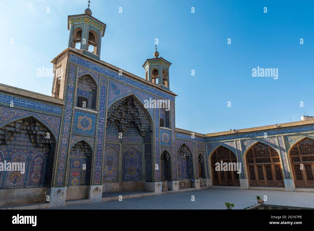 Innenhof der Nasir ol-Molk Moschee (Rosa Moschee) in Shiraz, Provinz Fars, Iran Stockfoto