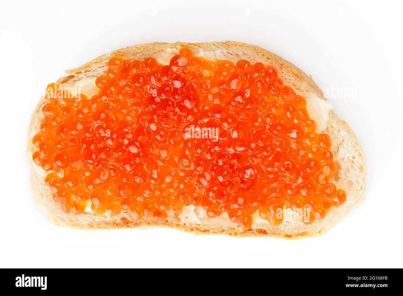 Brot mit rotem Lachsrogen von oben auf hellem Hintergrund geschossen Stockfoto
