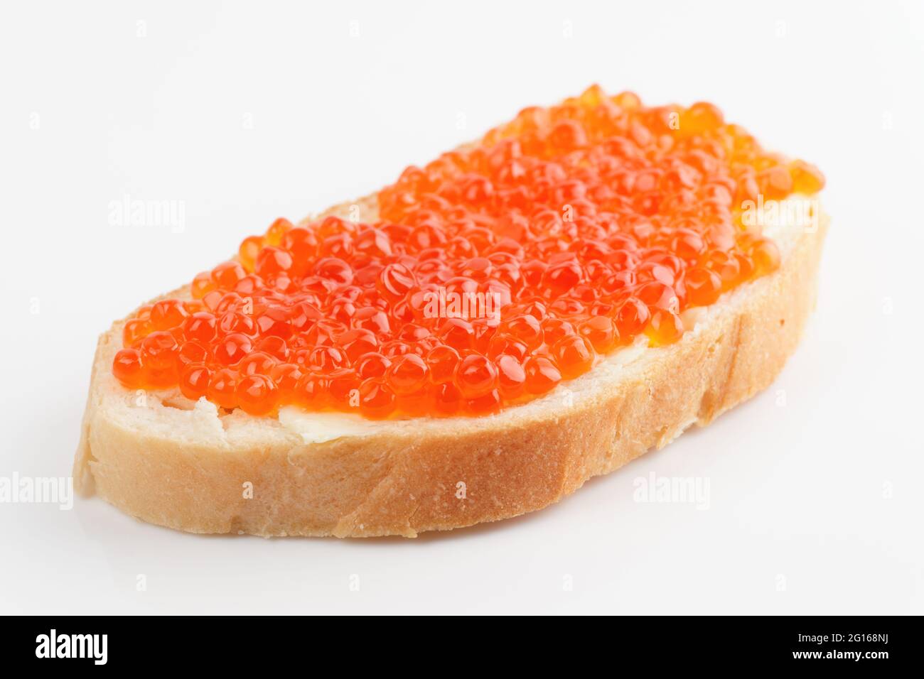 Brot mit rotem Lachs Rogen auf hellem Hintergrund geschossen Stockfoto
