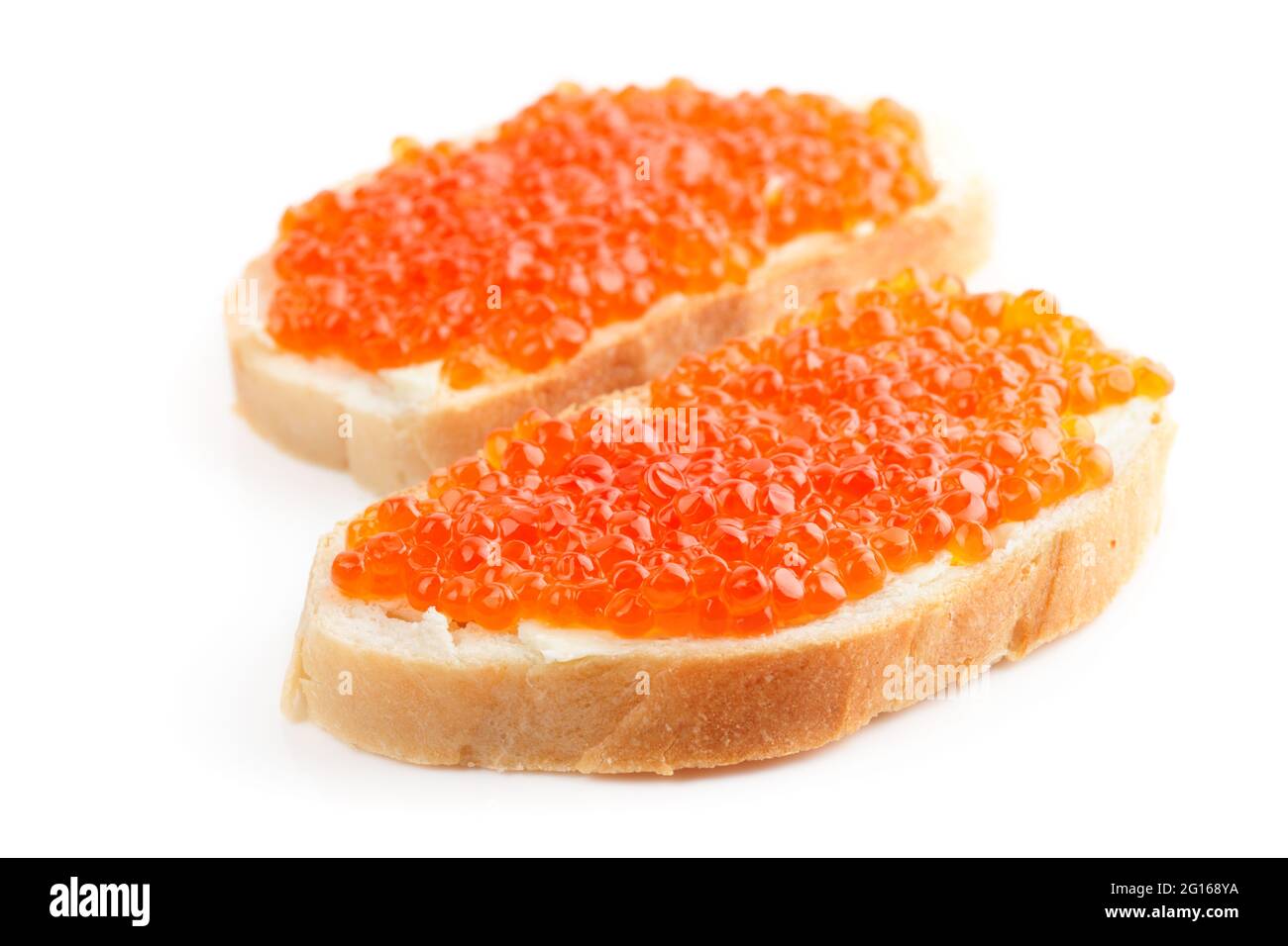 Zwei Brote mit rotem Lachsrogen isoliert auf weißem Hintergrund Stockfoto