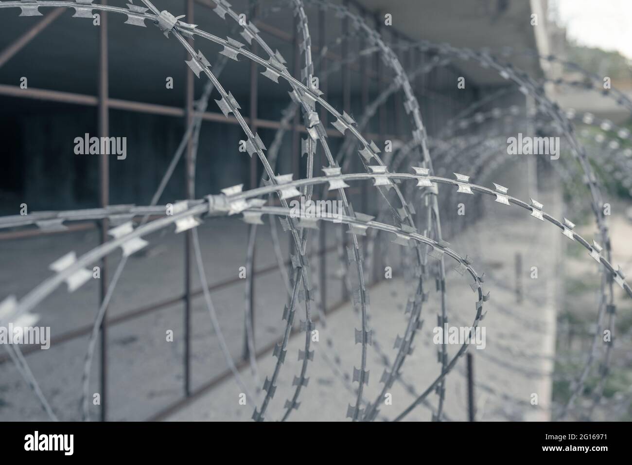 Stacheldraht, der einen eingeschränkten Bereich einzäunte Stockfoto