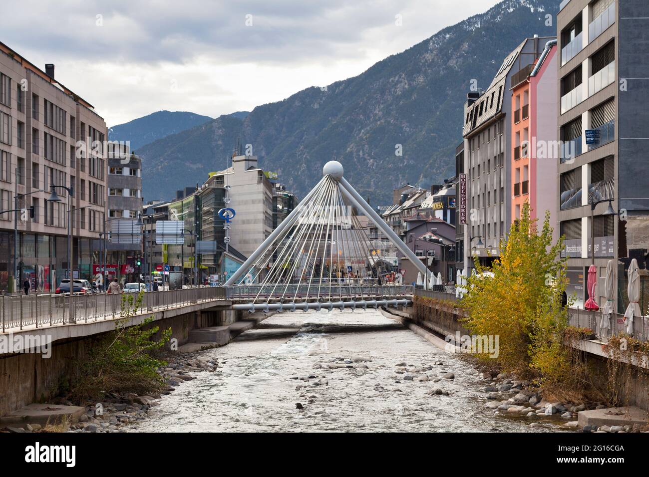 Andorra la Vella, Andorra - November 26 2019: Die Pont de Paris ist eine Brücke mit avantgardistischem Design, die sich über den Fluss Valira befindet und in die Rue Con mündet Stockfoto