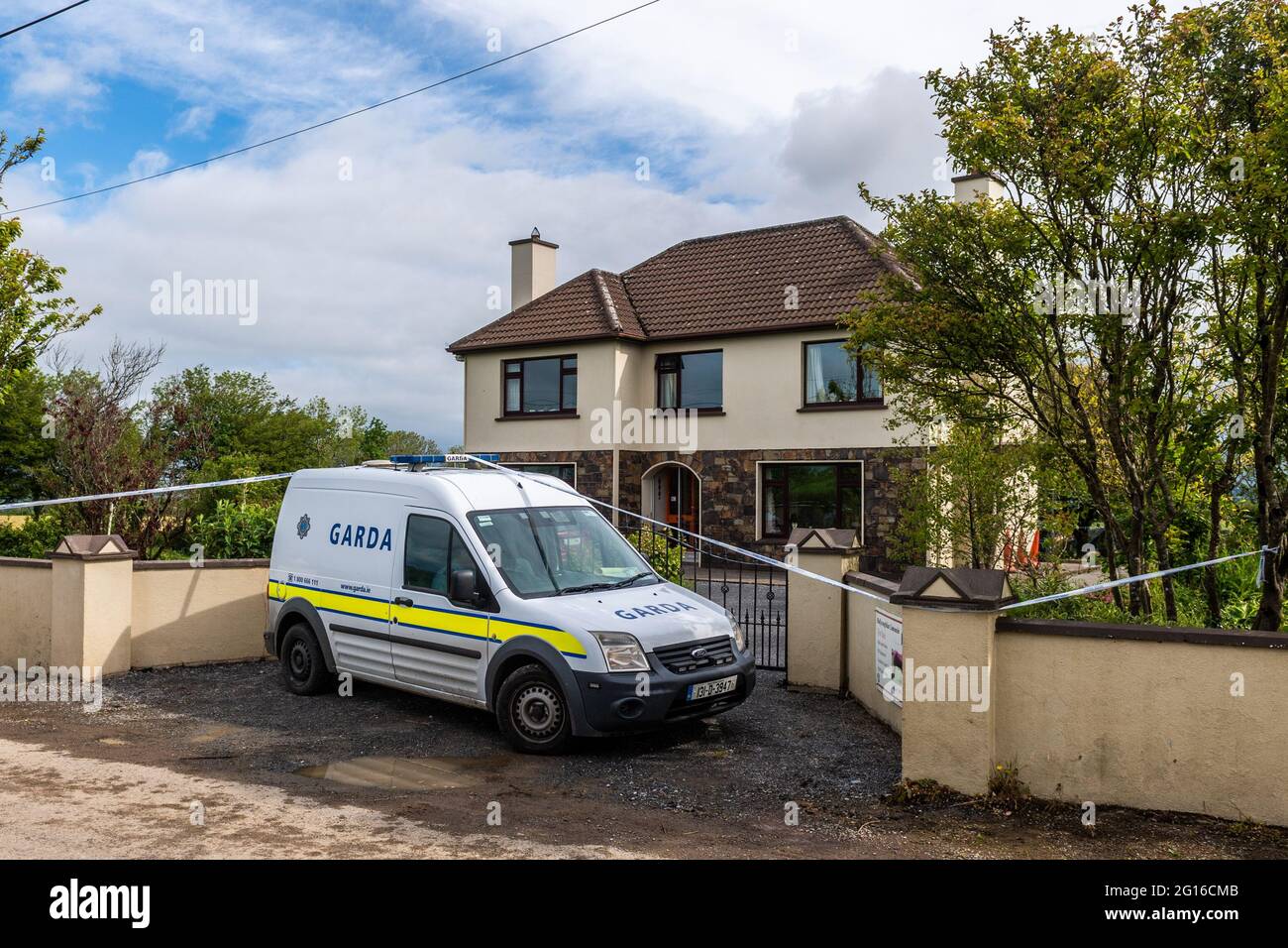Innishannon. West Cork, Irland. Juni 2021. Eine Frau in den 60ern befindet sich im Krankenhaus in einem kritischen Zustand, nachdem sie gestern von einem Familienmitglied erstochen wurde. Ein Mann in den Dreißigern wurde verhaftet und wird derzeit am Bahnhof Bandon Garda festgehalten. Das Haus, in dem sich der Vorfall ereignete, ist heute abgekapselt und wartet auf eine technische Prüfung am Garda. Quelle: AG News/Alamy Live News Stockfoto