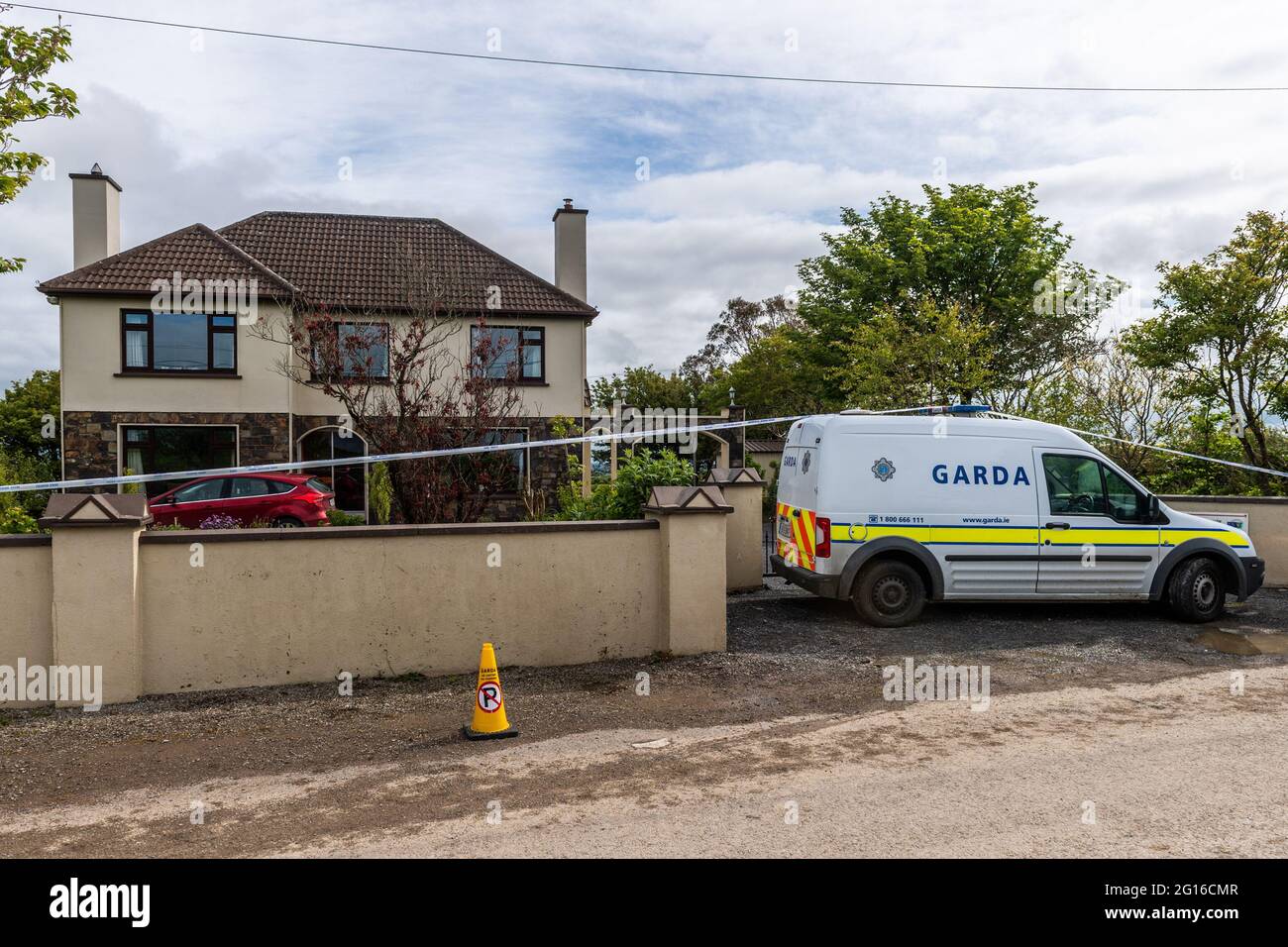 Innishannon. West Cork, Irland. Juni 2021. Eine Frau in den 60ern befindet sich im Krankenhaus in einem kritischen Zustand, nachdem sie gestern von einem Familienmitglied erstochen wurde. Ein Mann in den Dreißigern wurde verhaftet und wird derzeit am Bahnhof Bandon Garda festgehalten. Das Haus, in dem sich der Vorfall ereignete, ist heute abgekapselt und wartet auf eine technische Prüfung am Garda. Quelle: AG News/Alamy Live News Stockfoto