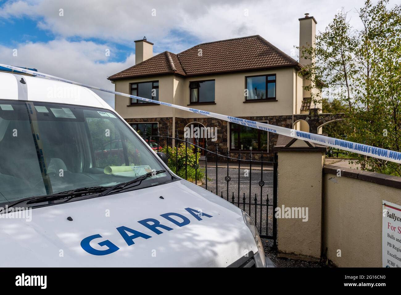 Innishannon. West Cork, Irland. Juni 2021. Eine Frau in den 60ern befindet sich im Krankenhaus in einem kritischen Zustand, nachdem sie gestern von einem Familienmitglied erstochen wurde. Ein Mann in den Dreißigern wurde verhaftet und wird derzeit am Bahnhof Bandon Garda festgehalten. Das Haus, in dem sich der Vorfall ereignete, ist heute abgekapselt und wartet auf eine technische Prüfung am Garda. Quelle: AG News/Alamy Live News Stockfoto