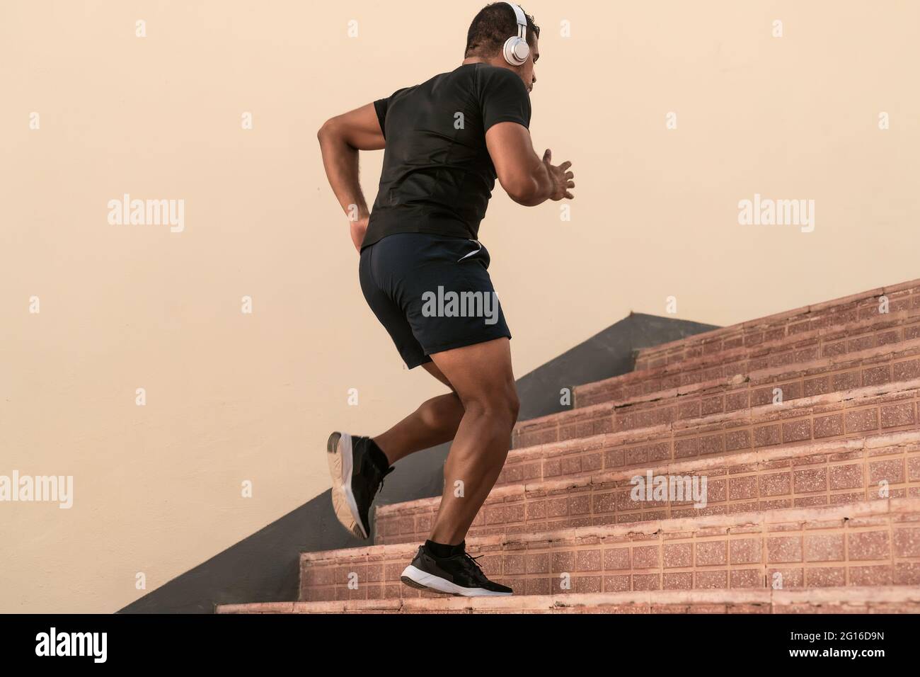 Fit Mann beim Laufen Übungen auf Treppen im Freien - Sporty People Lifestyle-Konzept Stockfoto