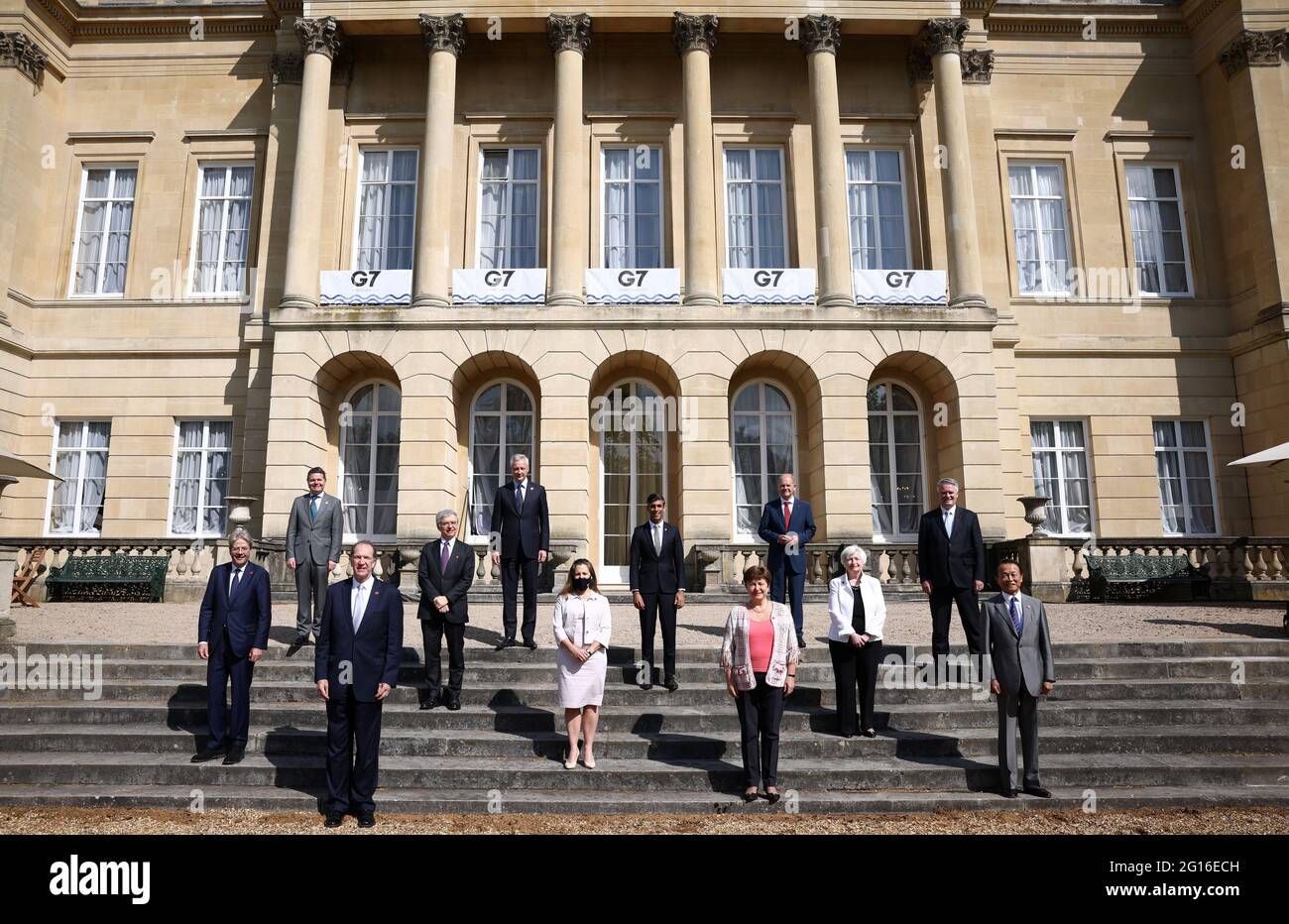 (Von links nach rechts) EU-Wirtschaftskommissar Paolo Gentiloni, Eurogruppenpräsident Paschal Donohoe, Weltbankpräsident David Malpass, Italiens Finanzminister Daniele Franco, französischer Finanzminister Bruno Le Maire, Kanadas Finanzminister Chrystia Freeland, Großbritanniens Schatzkanzler, Rishi Sunak, Geschäftsführerin des IWF Kristalina Georgieva, Der deutsche Finanzminister Olaf Scholz, die US-Finanzminister Janet Yellen, der Generalsekretär der Organisation für wirtschaftliche Zusammenarbeit und Entwicklung (OECD) Mathias Cormann, Japans Finanzminister Taro Aso, als Finanzministerin Stockfoto