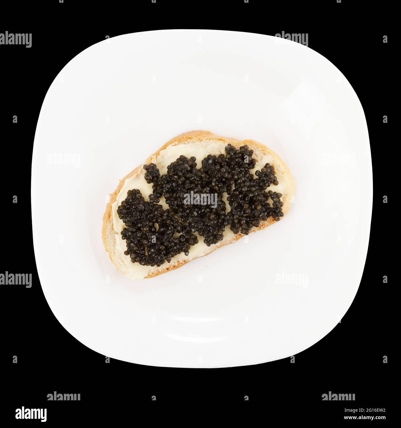 Echt, nicht imitiert, beluga Kaviar auf Teller, isoliert auf schwarz Stockfoto