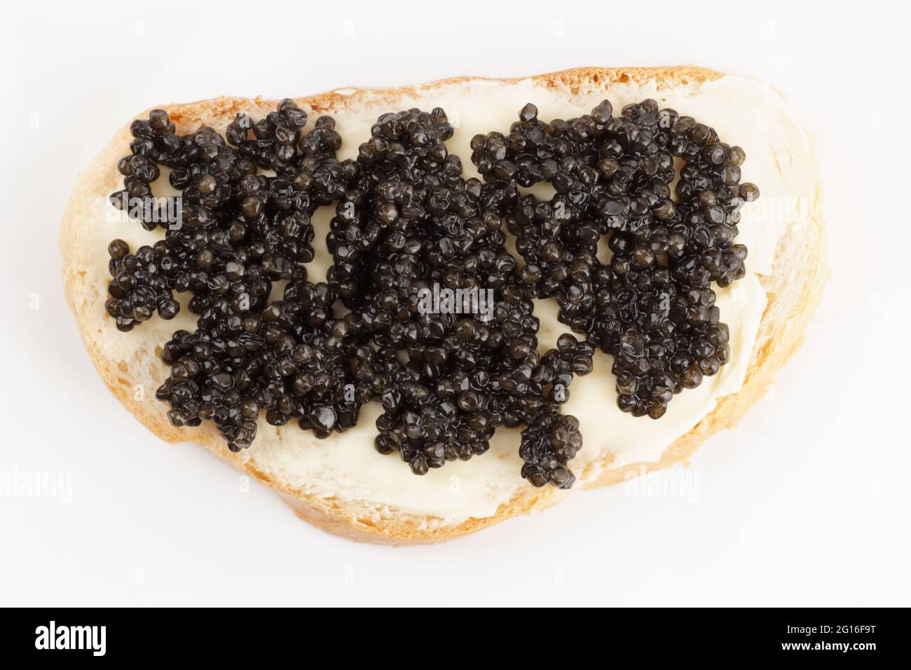 Echt, nicht imitiert, beluga Kaviar auf Brot mit Butter, von oben geschossen Stockfoto
