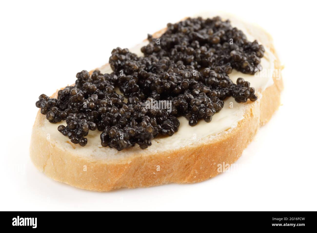 Echt, nicht imitiert, Beluga-Kaviar auf Brot mit Butter, isoliert auf weißem Hintergrund Stockfoto