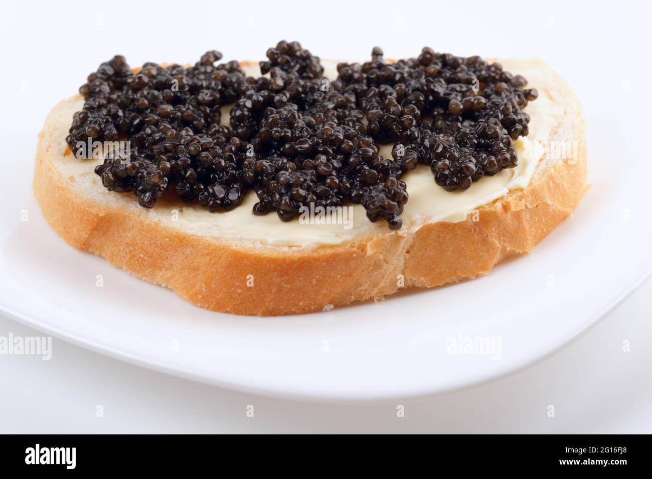 Echt, nicht imitiert, Beluga-Kaviar auf Brot mit Butter, Nahaufnahme Stockfoto