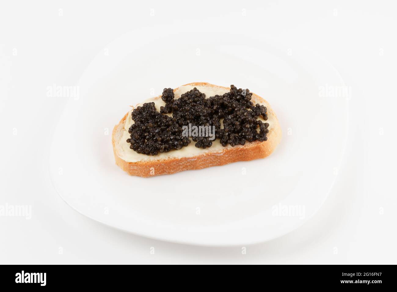 Echt, nicht imitiert, beluga-Kaviar auf dem Teller, isoliert auf weiß Stockfoto
