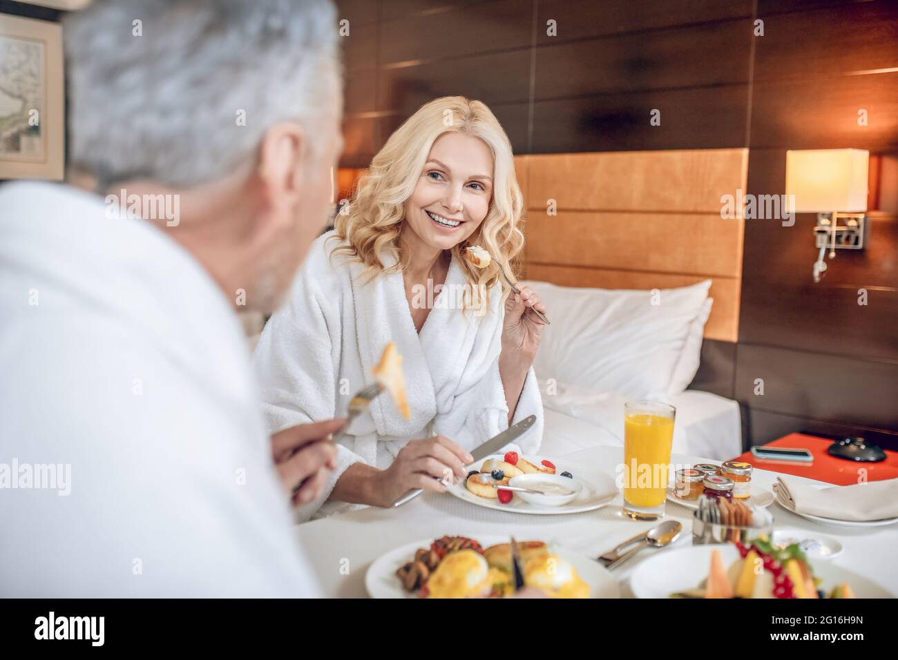 Zwei Leute, die zusammen ein gesundes, gutes Frühstück hatten Stockfoto