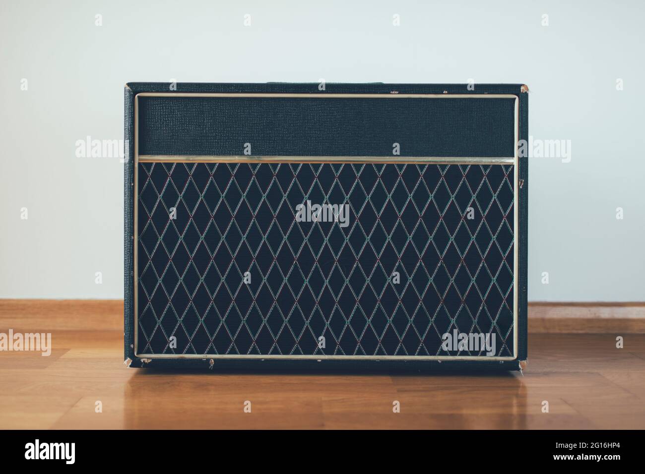 Klassischer Gitarrenverstärker auf weißem Wandhintergrund Stockfoto