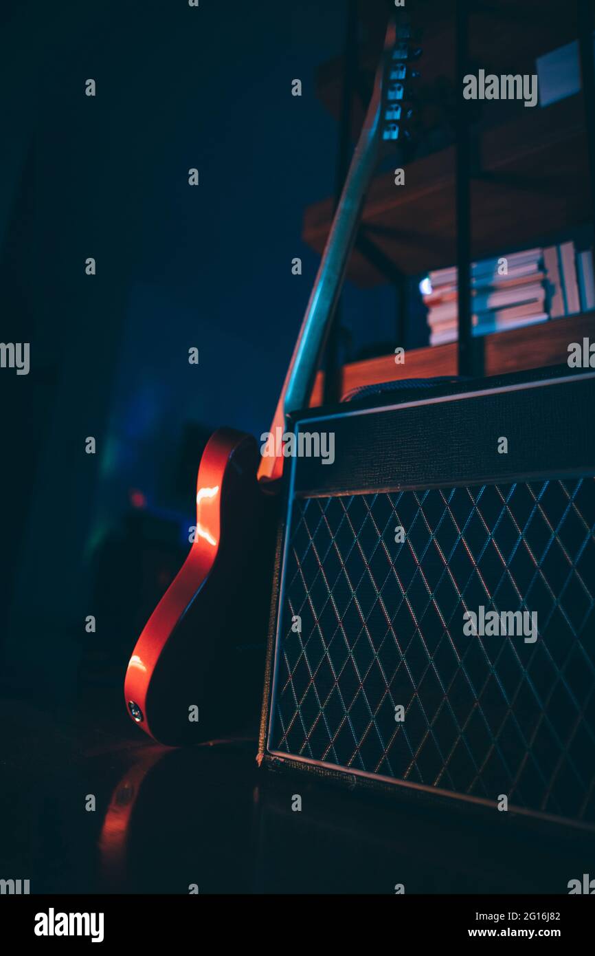 E-Gitarre und klassischer Verstärker Stockfoto