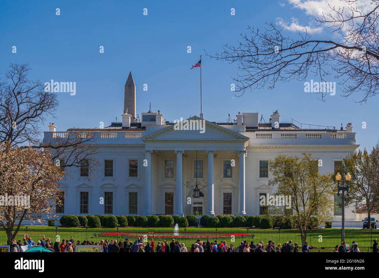 WASHINGTON DC, USA - 5. APRIL 2018 - Touristen am Zaun des Weißen Hauses in Wahsington DC. Stockfoto