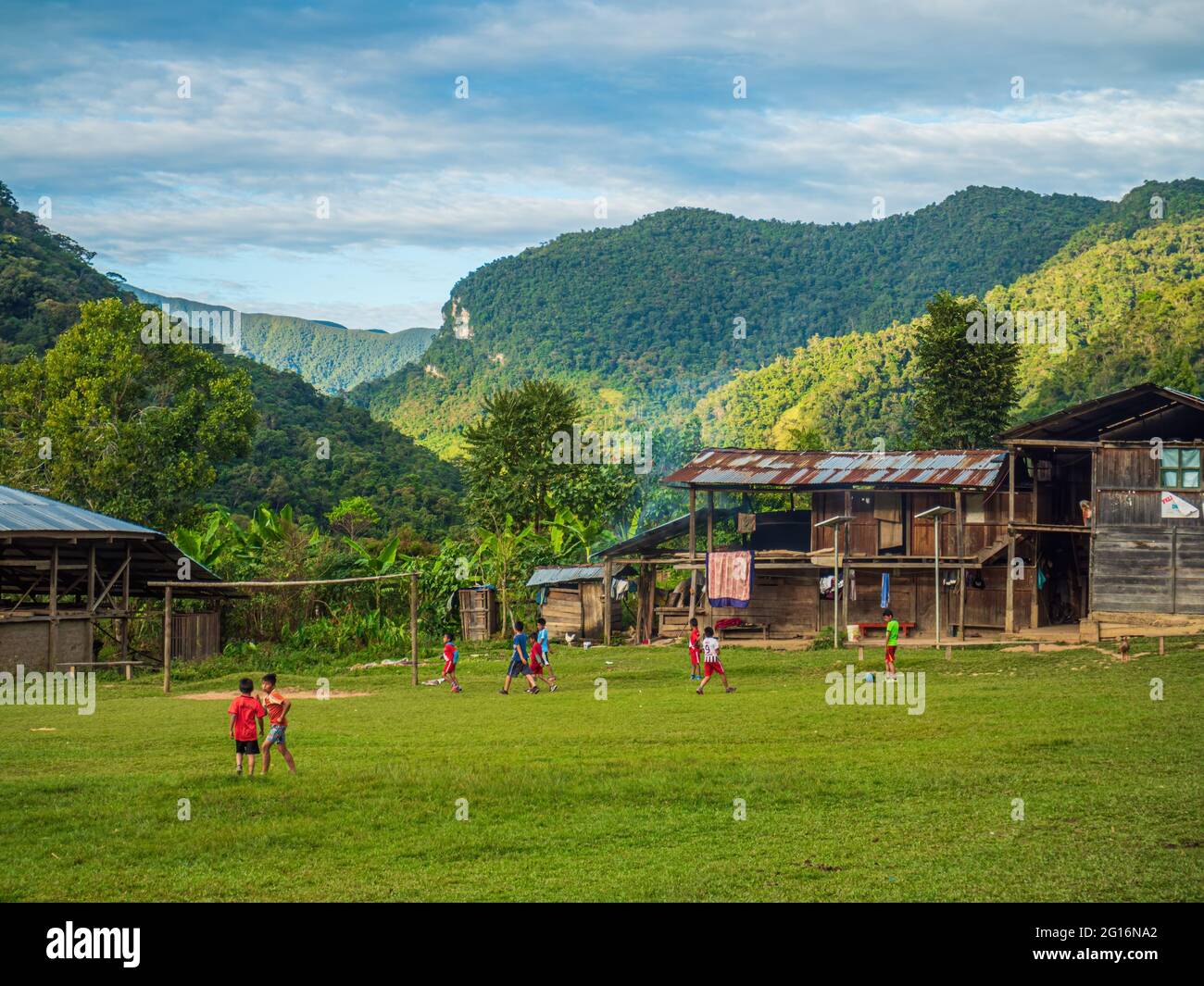 LOS CHILCHOS, PERU - 21. JUNI 2019: Kinder spielen Fußball auf dem zentralen Platz des abgelegenen Dorfes Los Chilchos. Stockfoto