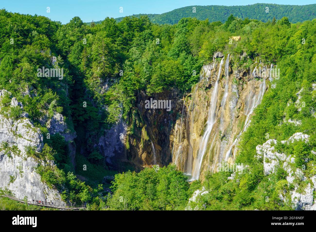 Hochwinkel - großer Wasserfall (Veliki Slap) im Nationalpark Plitvicer Seen, schöne Sommerlandschaft Stockfoto