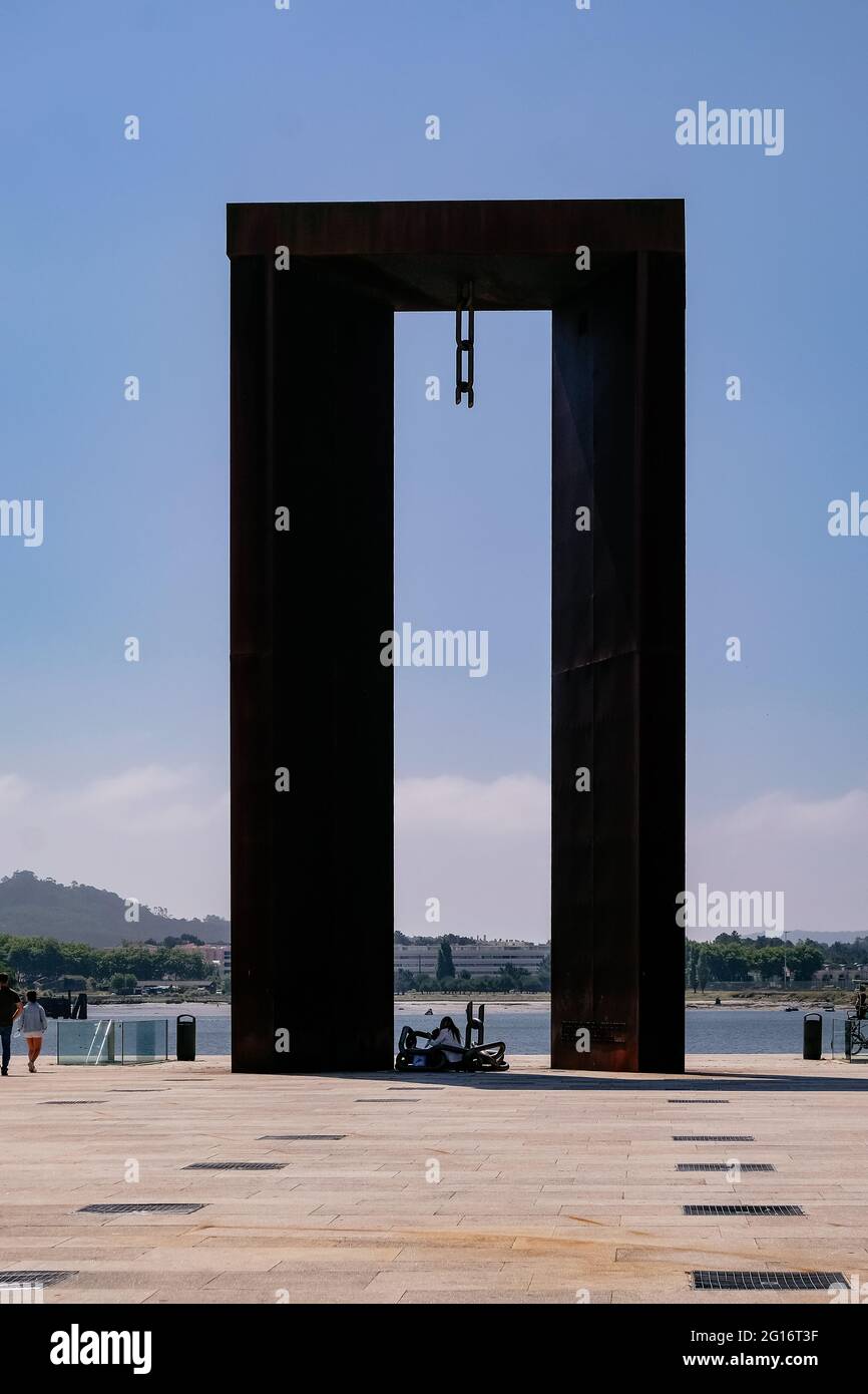 'Monumento AO 25 de Abril' - Freedom Huge Metal Sculpture with Broken Chains Monument - Viana do Castelo, Portugal Stockfoto