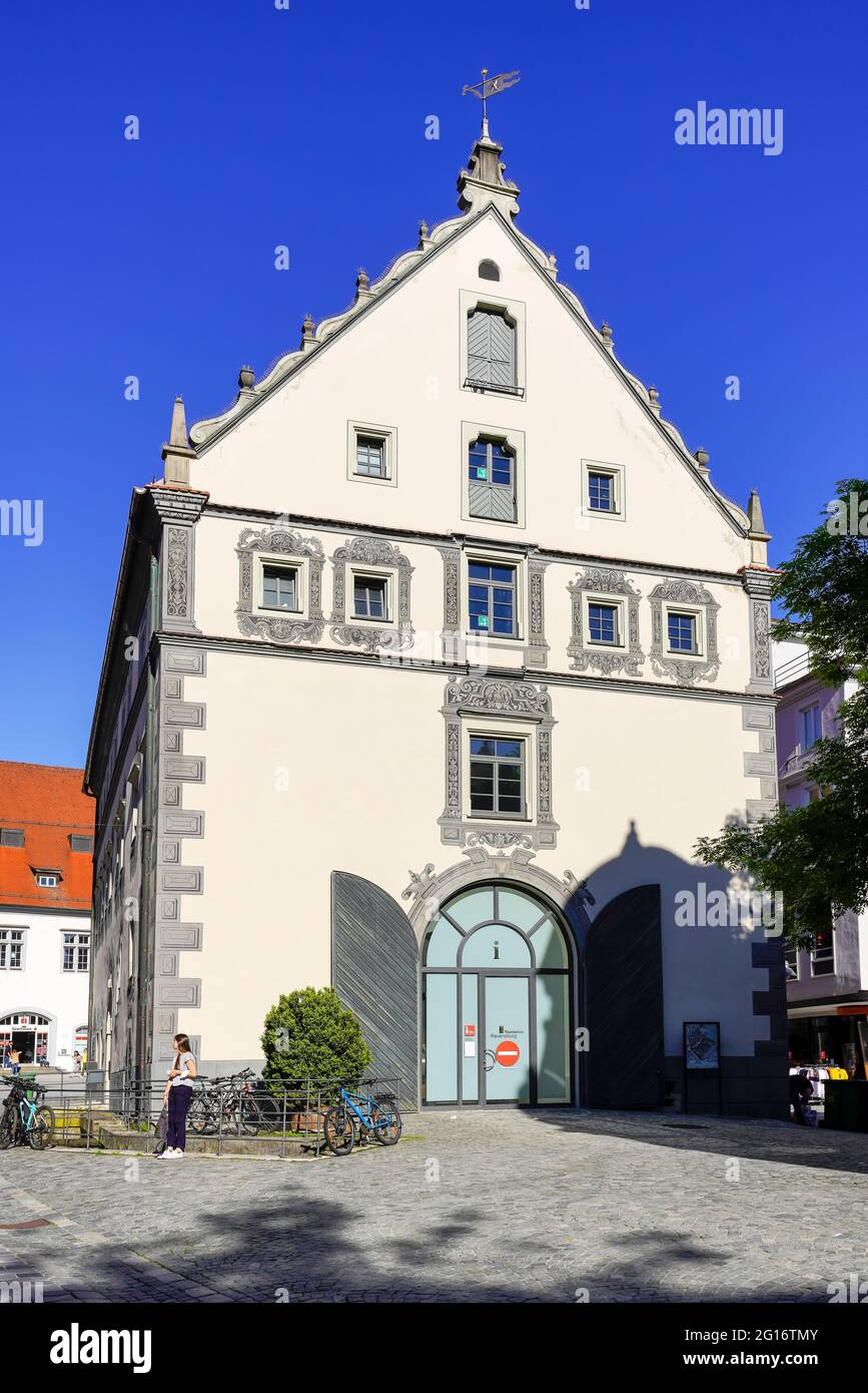 Dekorativer Giebel im Lederhaus im historischen Zentrum von Ravensburg. Baden Württemberg in Süddeutschland. Stockfoto