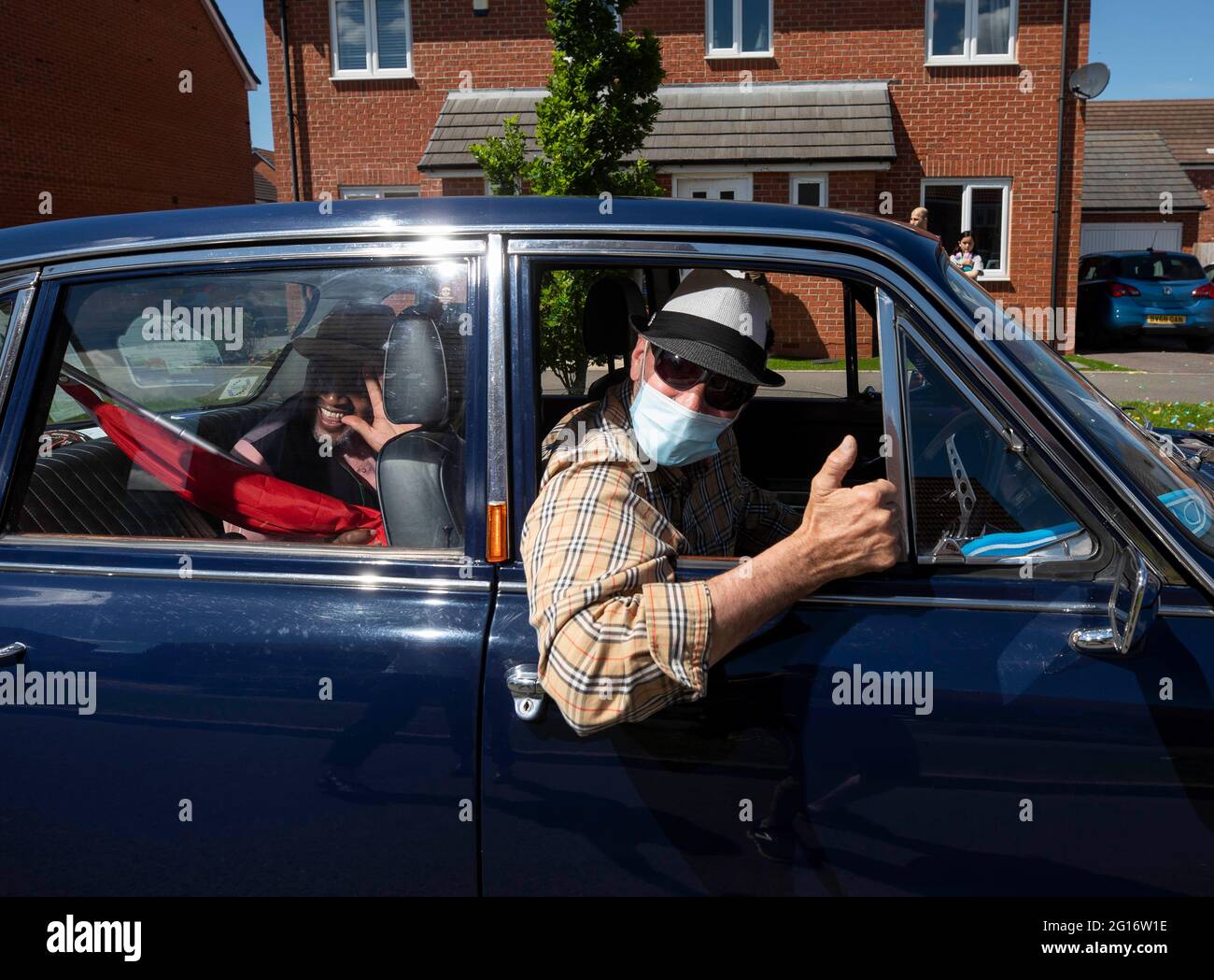 REDAKTIONELLE VERWENDUNG NUR EINE Flotte von Autos in Coventry gebaut Burst mit Bollywood, Karibik und irischen Tänzern während Coventry UK City of Culture Signature Veranstaltung, Coventry bewegt. Bilddatum: Samstag, 5. Juni 2021. Stockfoto