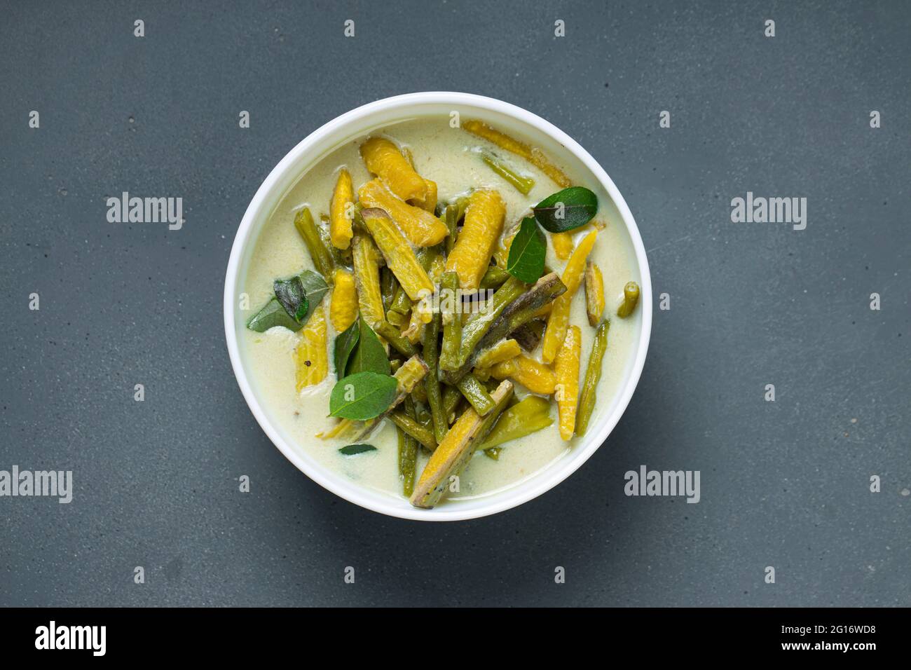 Olana  Kerala Festmahl Beilage, vegeterisches Lebensmittel mit roher Banane, lange Bohnen und Kokosmilch sehr lecker und gesundes Gericht gemacht Stockfoto