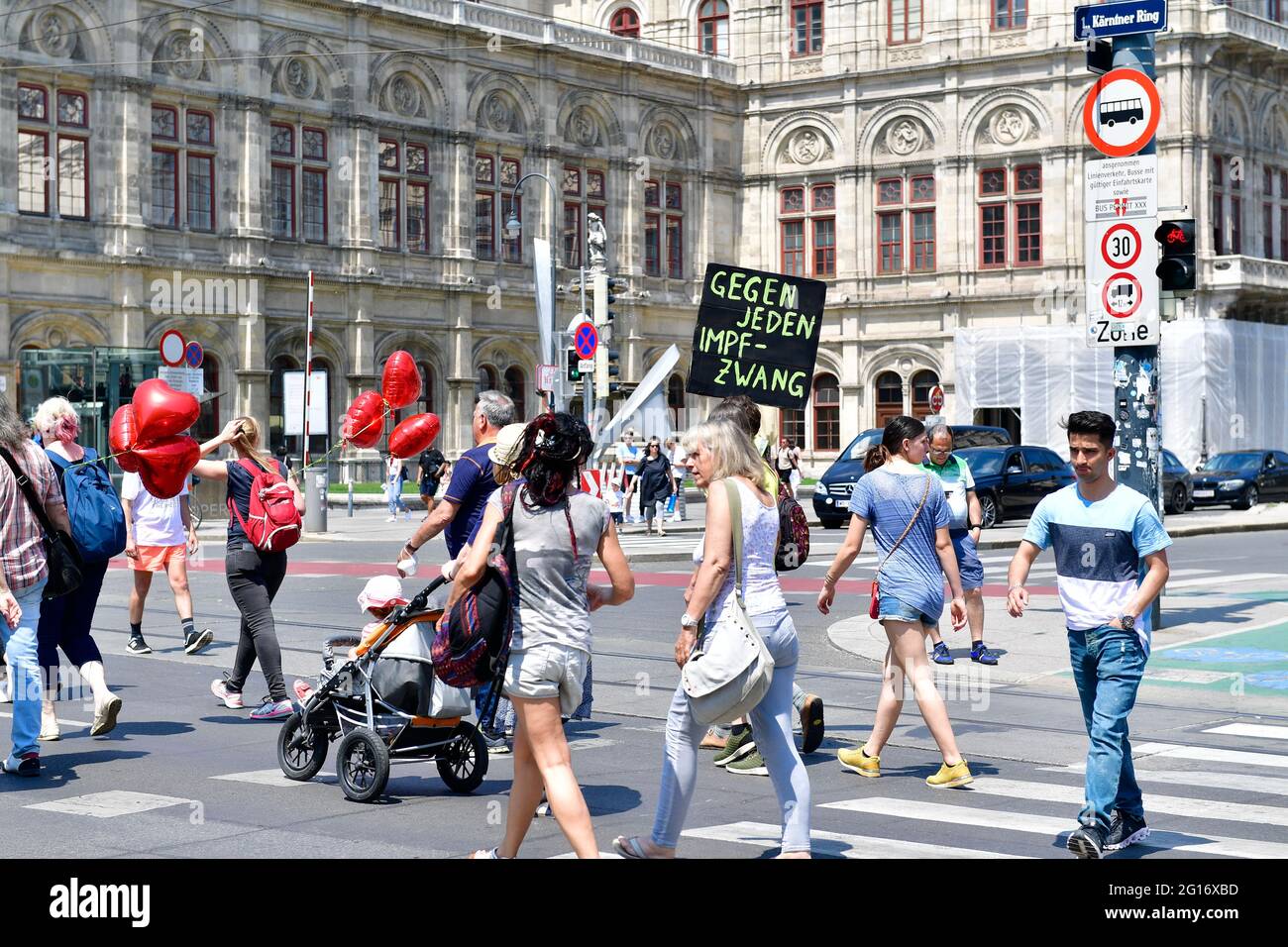 Wien, Österreich. Juni 2021. Autokolonne und Demonstration gegen obligatorische Impfung der Kinder in Wien am 5. Juni 2021. Tafel mit der Aufschrift „Gegen jede Impfpflicht“. Quelle: Franz Perc / Alamy Live News Stockfoto