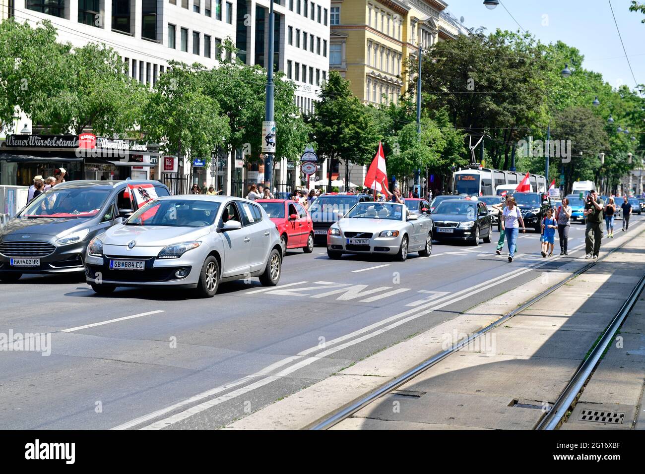 Wien, Österreich. Juni 2021. Autokolonne und Demonstration gegen obligatorische Impfung der Kinder in Wien am 5. Juni 2021. Quelle: Franz Perc / Alamy Live News Stockfoto