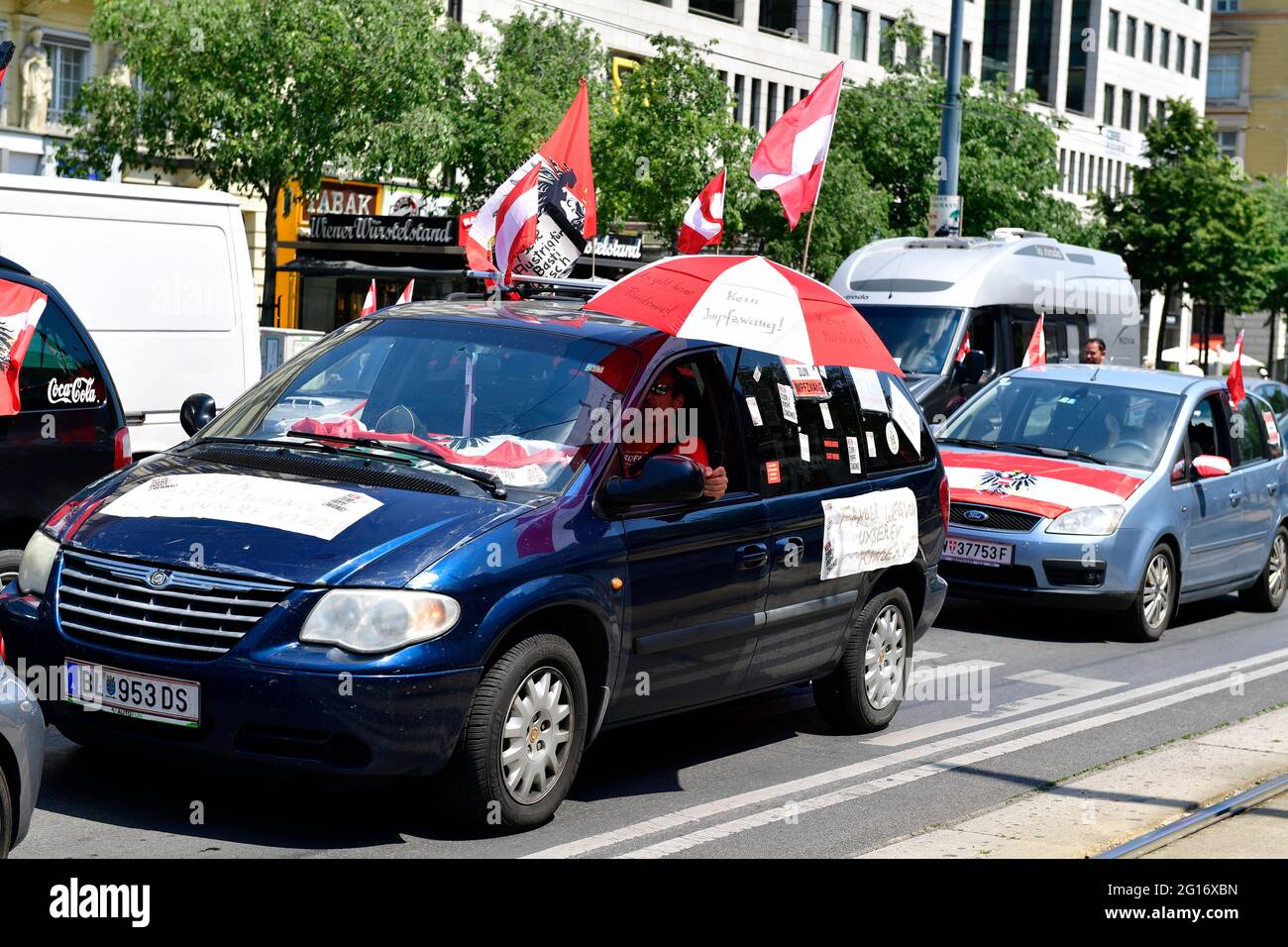 Wien, Österreich. Juni 2021. Autokolonne und Demonstration gegen obligatorische Impfung der Kinder in Wien am 5. Juni 2021. Regenschirm mit der Aufschrift „Keine Zwangsimpfung“. Quelle: Franz Perc / Alamy Live News Stockfoto