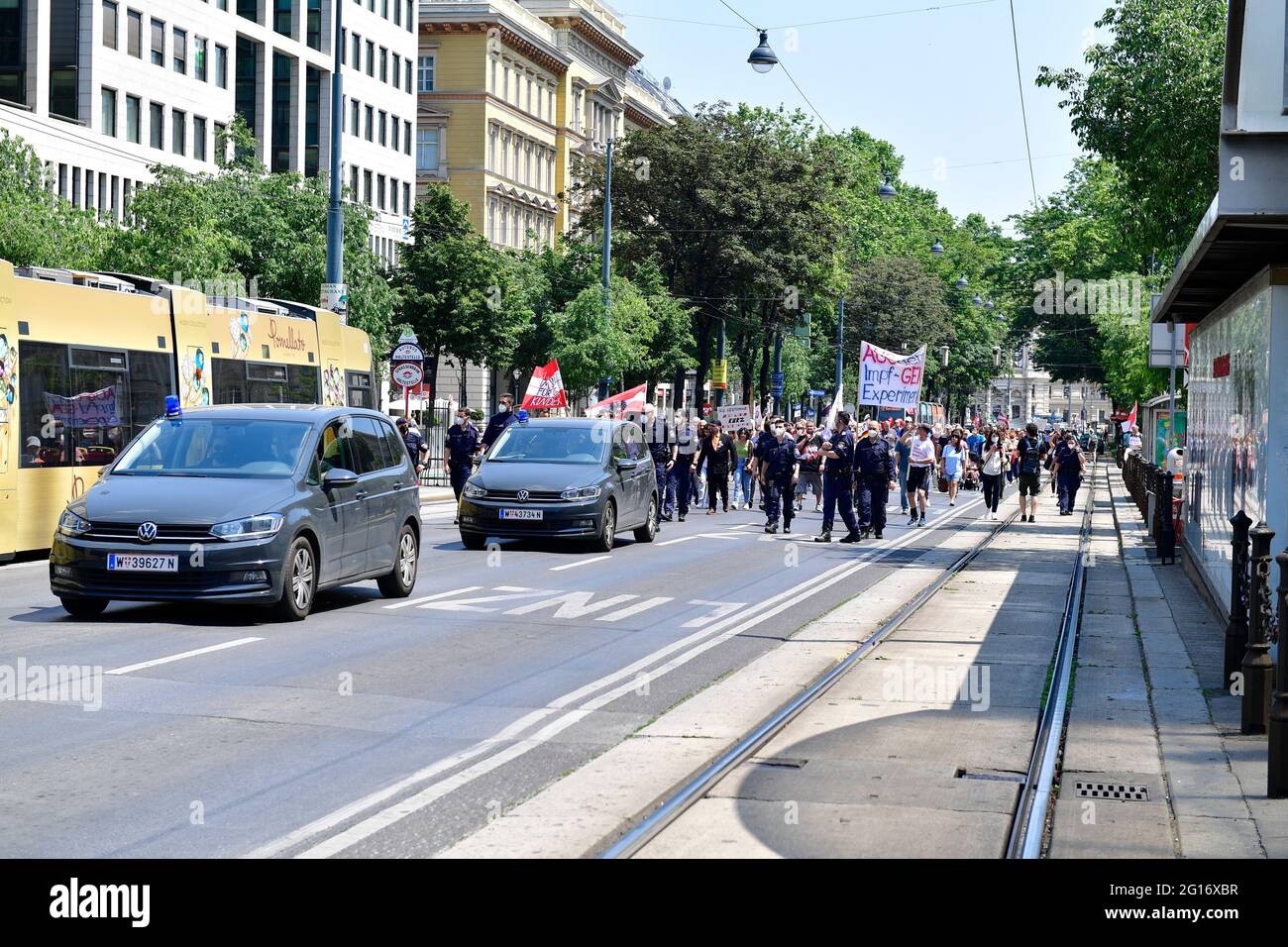 Wien, Österreich. Juni 2021. Autokolonne und Demonstration gegen obligatorische Impfung der Kinder in Wien am 5. Juni 2021. Quelle: Franz Perc / Alamy Live News Stockfoto