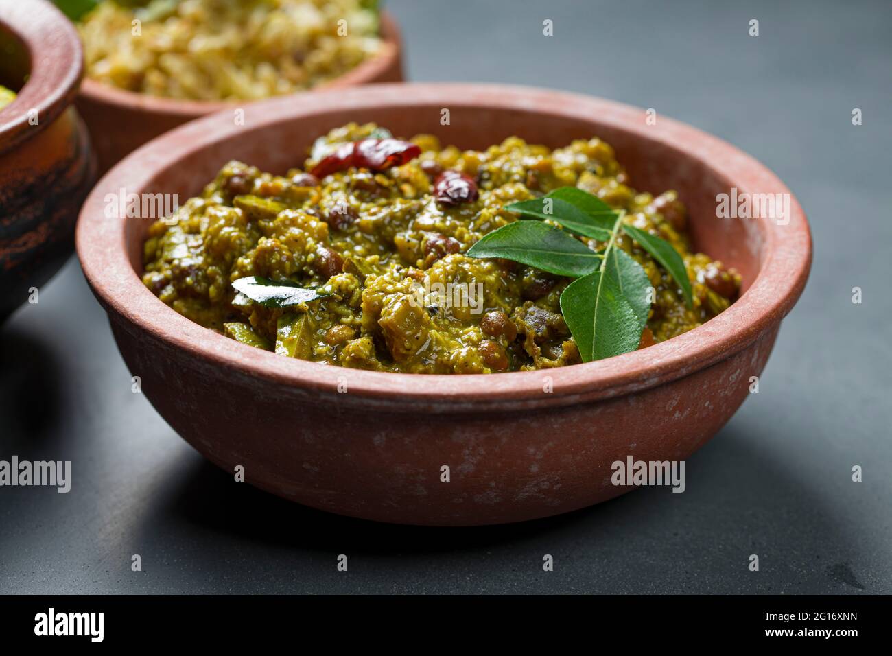 Kerala traditionelle Beilagen zum Festessen in einem zweifarbigen Hintergrund Stockfoto