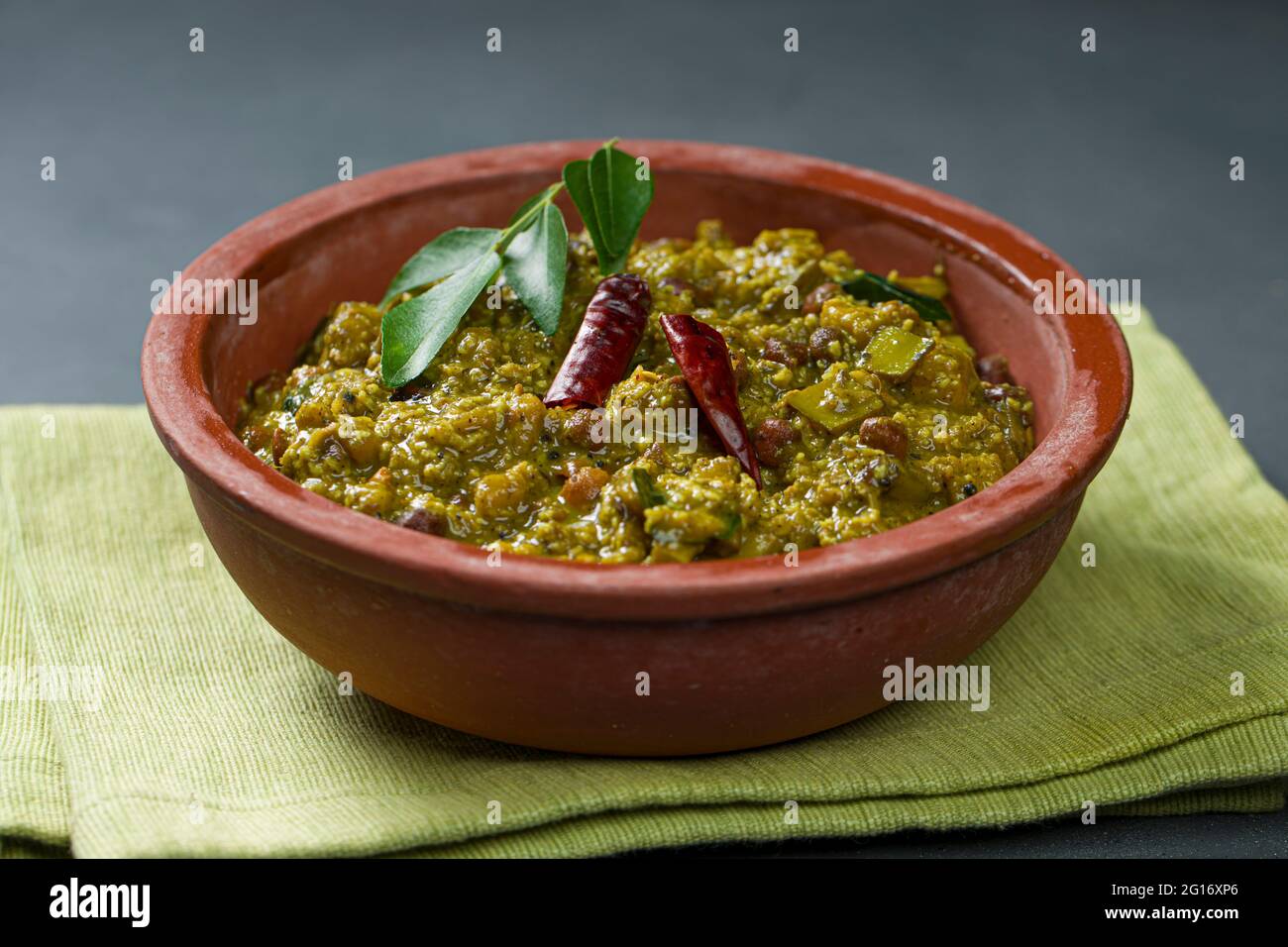 Kootu Curry - EINE traditionelle Beilage, die während der Feste in Kerala zubereitet wird, vegetarische Gerichte, die mit bengalischem Gramm, Yam, roher Banane und Kokosnuss zubereitet werden Stockfoto