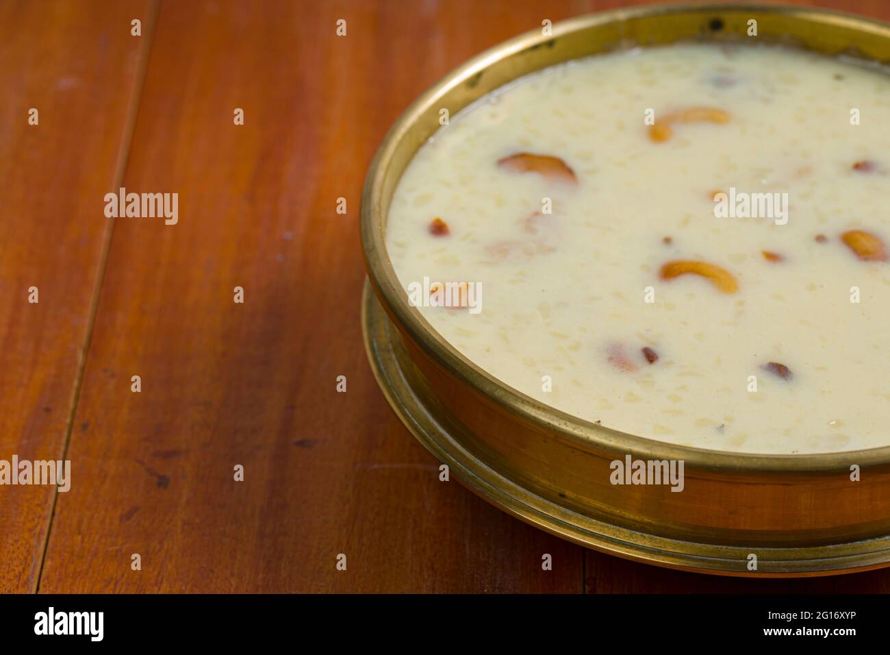 Indisches Süßgericht Reis Palada Payasam oder Kheer oder Keer Indisches Hauptgericht, das zu besonderen Anlässen zubereitet wird mit Reispastha-Stückchen, Milch, Zucker und dr Stockfoto