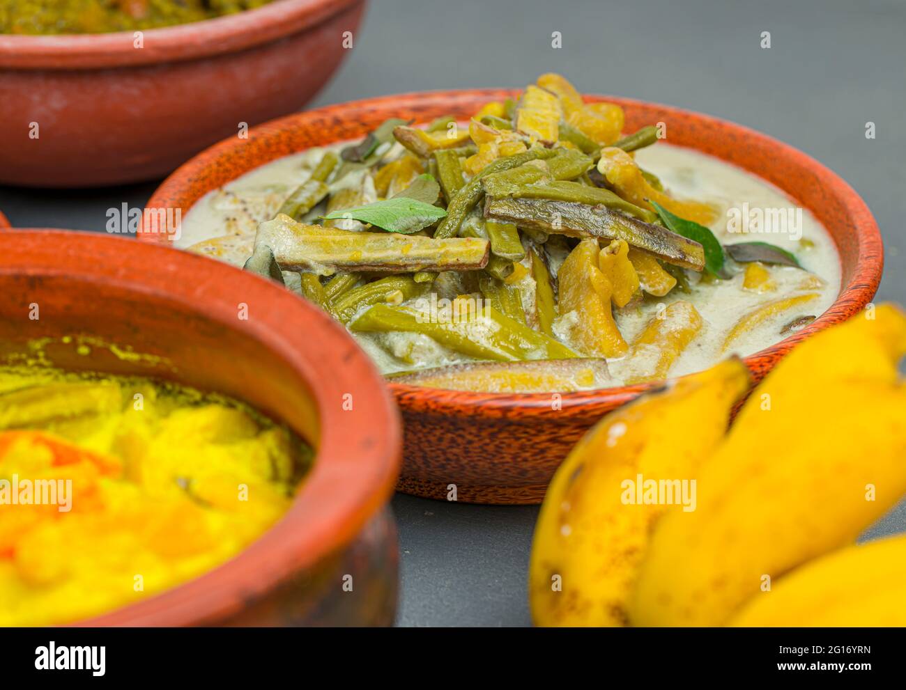 Kerala traditionelle Beilagen zu Festessen in grauem Hintergrund, selektiver Fokus. Stockfoto