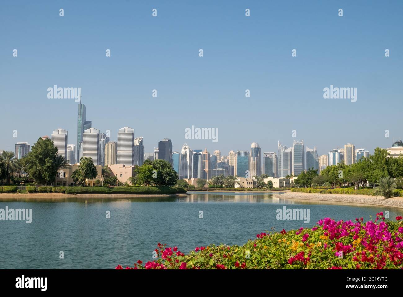 Viele Wasserstellen brechen die Landschaft in den Emirates Hills auf, wo viele der Reichen und Berühmten ihre Residenz in Dubai haben, Dubai, VAE, 3.12.2018 Stockfoto