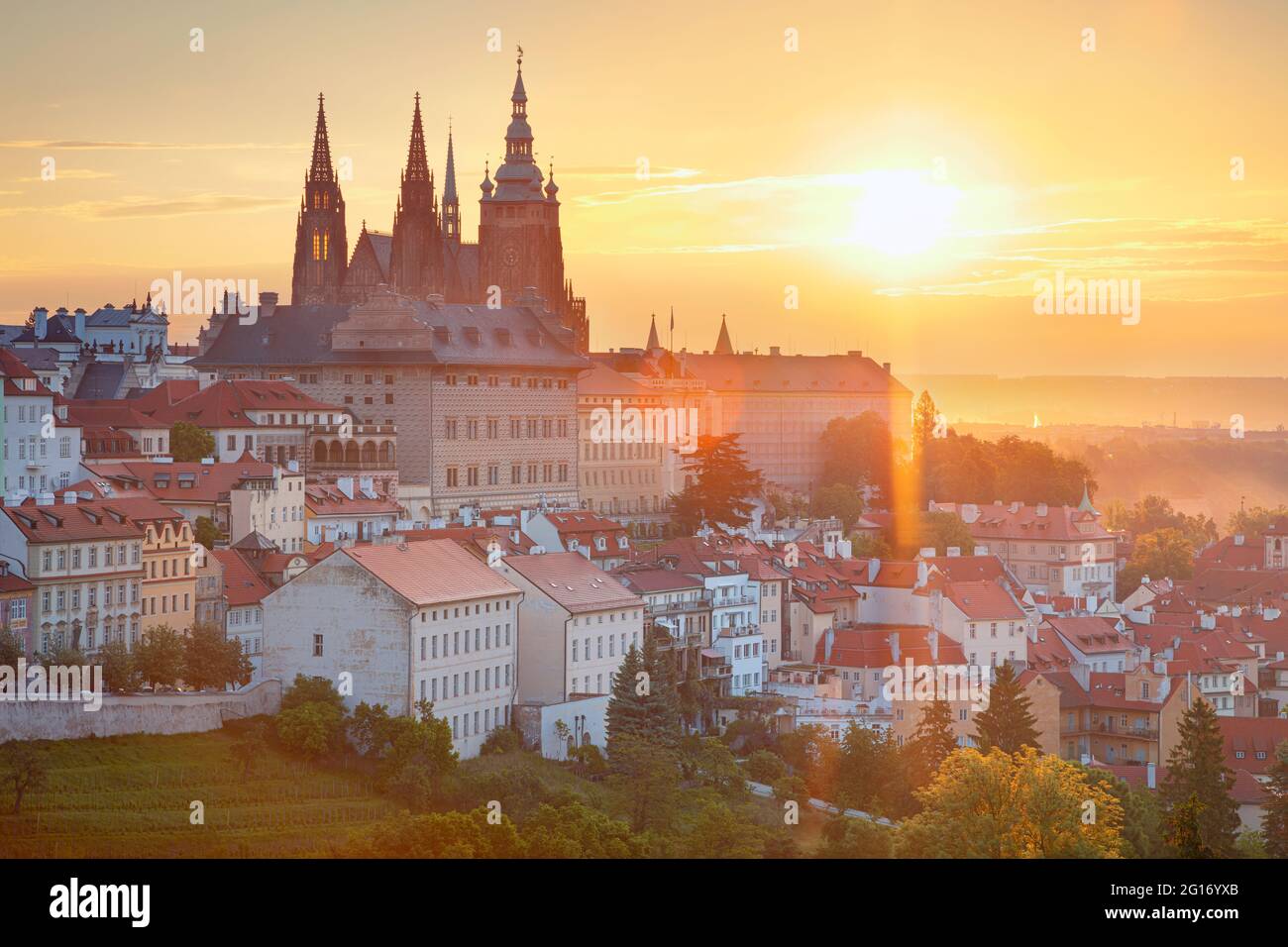 Prager Burg. Luftbild von Prag, Hauptstadt der Tschechischen Republik mit Veitsdom und Burgviertel während des Sonnenaufgangs im Sommer. Stockfoto