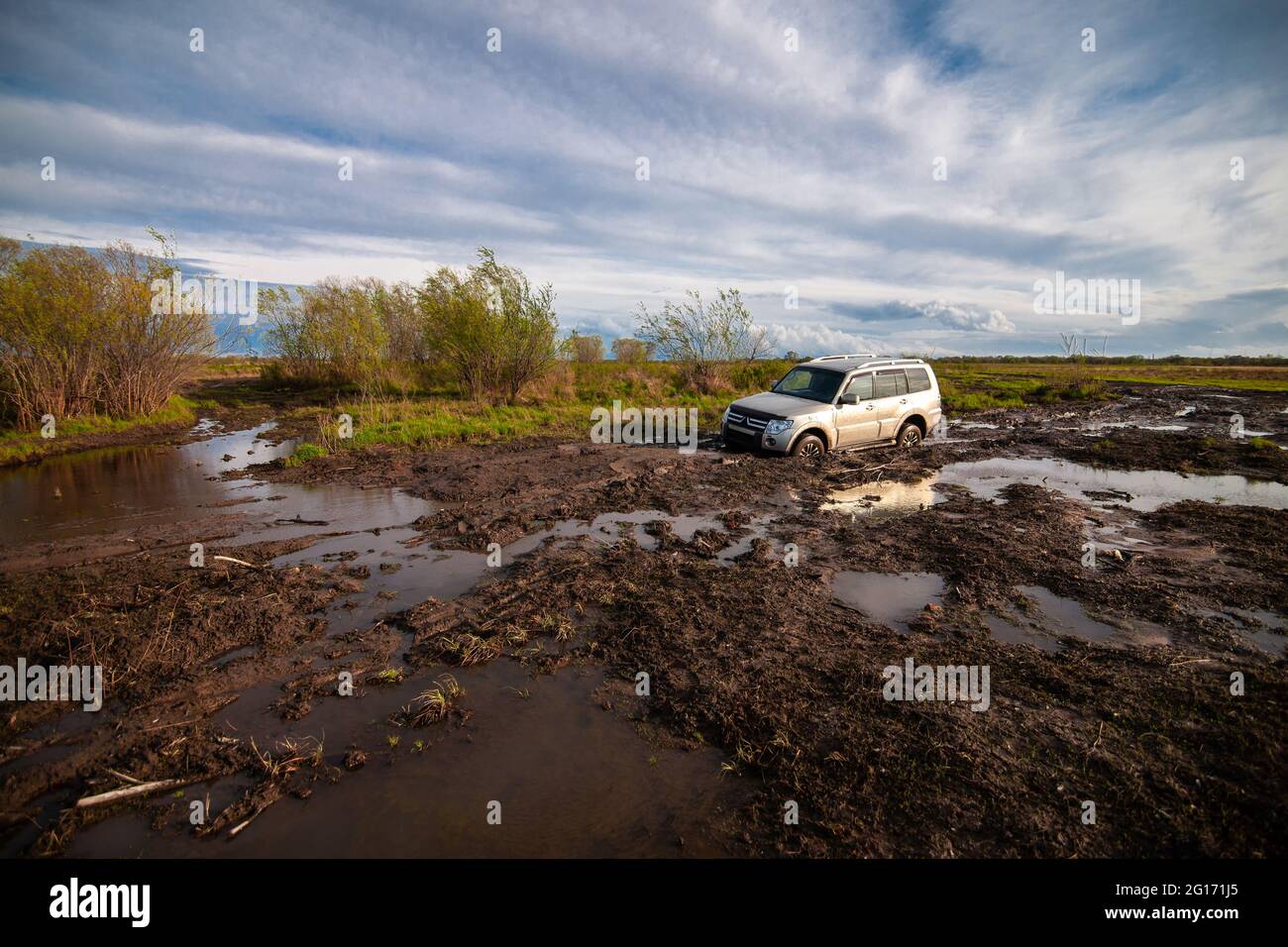 Mitsubishi Pajero/Montero stecken im Schlamm fest Stockfoto