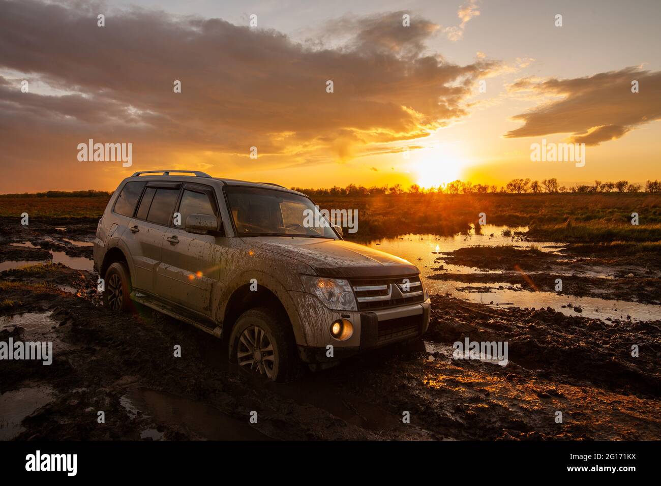 Mitsubishi Pajero/Montero stecken abends im Schlamm fest Stockfoto