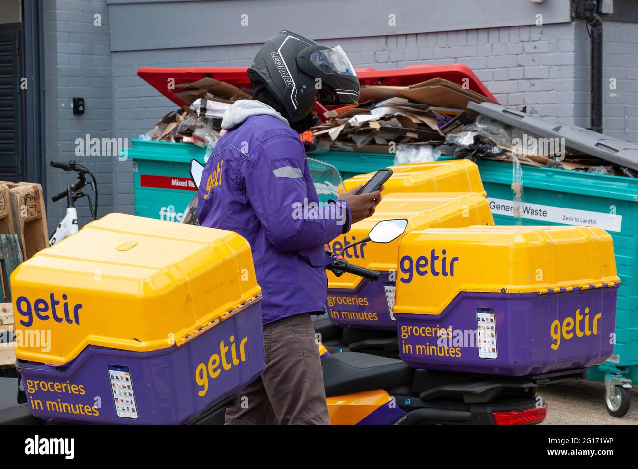 London, Großbritannien, 5. Juni 2021: An einem Samstagmittag ist Getir damit beschäftigt, Lebensmittellieferungen mit Elektromopeds aus einem "Dark Shop" auf einem leichten Industriegebiet zu versenden, das strategisch zwischen Clapham, Balham und Streatham liegt. Das türkische Unternehmen hat vor kurzem 550 Millionen (£388 Millionen) gesammelt, um nach Frankreich, Deutschland und den USA zu expandieren. Anna Watson/Alamy Live News Stockfoto