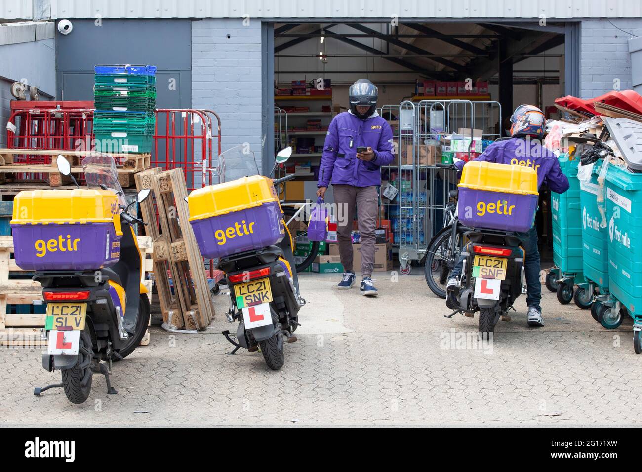 London, Großbritannien, 5. Juni 2021: An einem Samstagmittag ist Getir damit beschäftigt, Lebensmittellieferungen mit Elektromopeds aus einem "Dark Shop" auf einem leichten Industriegebiet zu versenden, das strategisch zwischen Clapham, Balham und Streatham liegt. Das türkische Unternehmen hat vor kurzem 550 Millionen (£388 Millionen) gesammelt, um nach Frankreich, Deutschland und den USA zu expandieren. Anna Watson/Alamy Live News Stockfoto